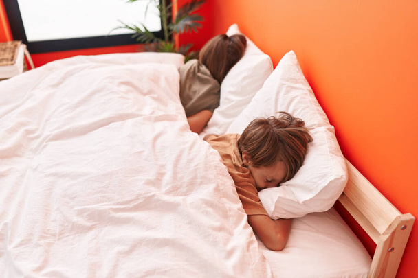 Adorables chicos acostados en la cama durmiendo en el dormitorio - Foto, Imagen