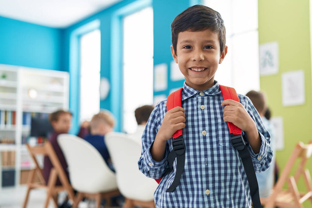 Roztomilý hispánský chlapec student úsměv sebevědomí stojící ve třídě - Fotografie, Obrázek