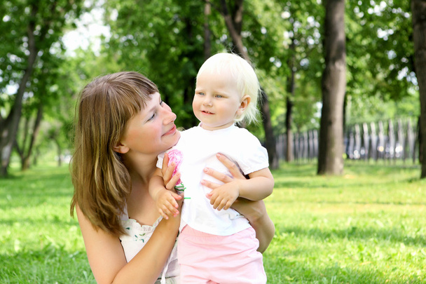Mother with her daughter outdoors - Foto, Bild