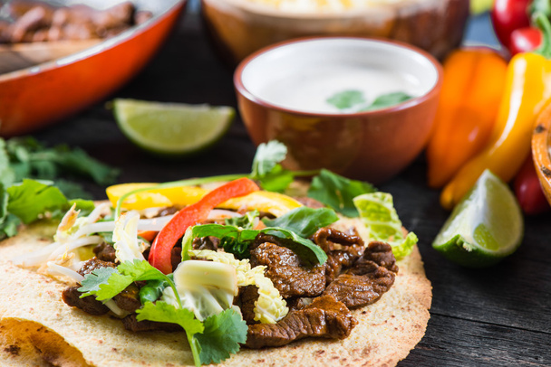 Zamknij widok na mexina tacos z wołowiną i warzywami - Zdjęcie, obraz