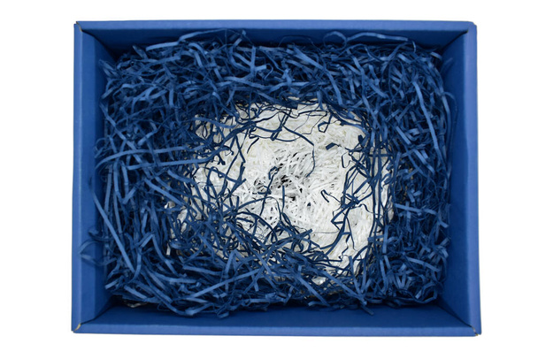 niebiesko-biały wypełniacz papierowy w kartonowym pudełku kartonowym izolowany na białym tle - Zdjęcie, obraz