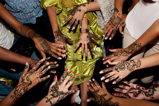 Henna tattoo στο χέρι της νύφης - Φωτογραφία, εικόνα