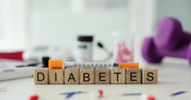 Word Diabetes mit Insulinspritze und Tabletten auf dem Tisch in der Klinik. Insulin in der Behandlung von Diabetes - Filmmaterial, Video