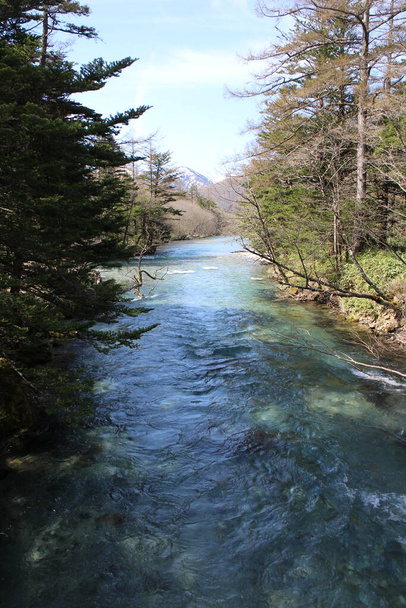 O rio Azusa claro em Kamikochi, Japão - Foto, Imagem