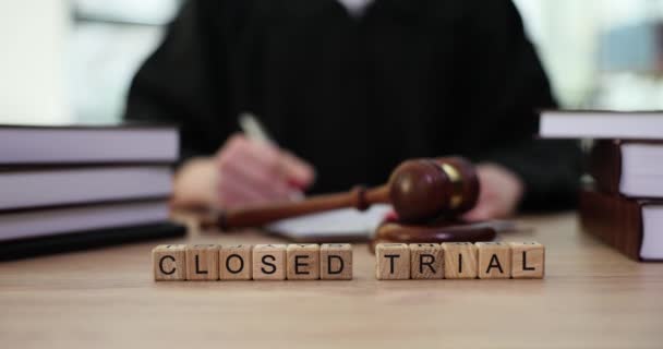 法廷で砂利で裁判官の横にある木製の立方体の単語の裁判を終えた。公聴会の原理 - 映像、動画