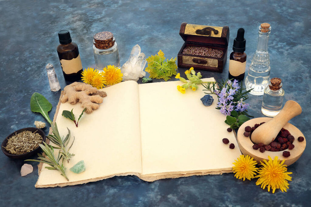Naturopathic φυτικά φάρμακα για φυσική επούλωση με βιβλίο συνταγών κάνναβης, αιθέρια έλαια, κρύσταλλα, αρωματικά φυτά λουλούδια. Παλαιομοδίτικη εναλλακτική μαγική παγανιστική σύνθεση για θεραπείες λουλουδιών. - Φωτογραφία, εικόνα