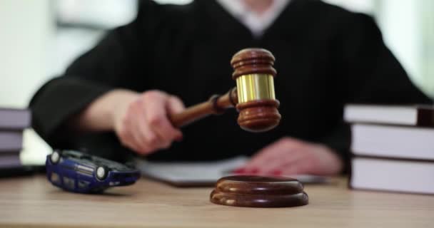 Advocaat en autoverzekering en rechters in de rechtszaal. Auto-ongeluk en vonnis - Video