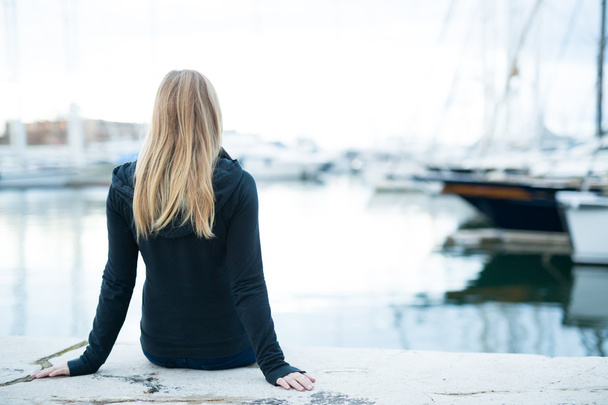 Dívka sedící v přístavu - Fotografie, Obrázek