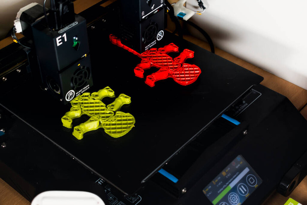 Dupla extrusora impressora 3d que está imprimindo dois modelo bicolor, tecnologia idex - Foto, Imagem