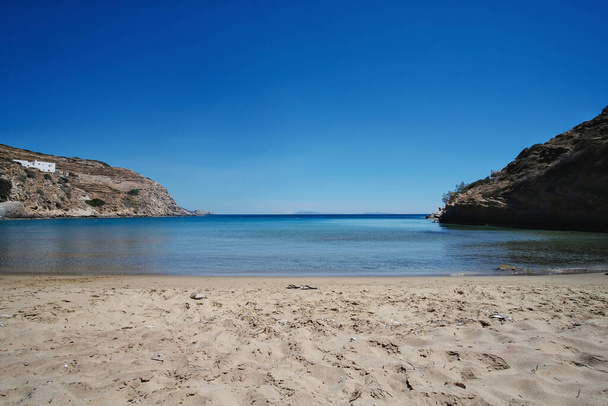 La magnifique plage de sable turquoise de rêve de Kolitsani à Ios Cyclades Grèce - Photo, image