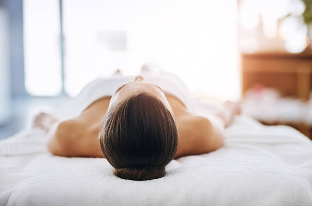 O relaxamento espera-te. close-up tiro de uma jovem relaxante em uma cama de spa - Foto, Imagem