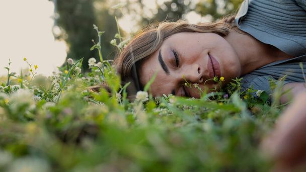 Uvolněná žena odpočívající na trávě - Fotografie, Obrázek