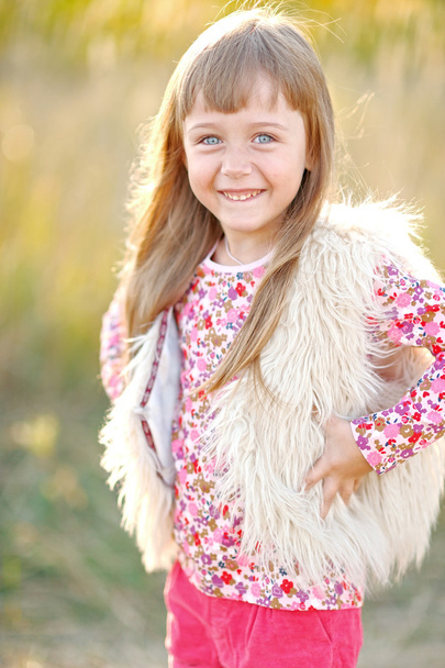 portrait of little girl outdoors in autumn - Фото, зображення