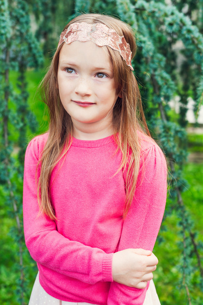 Zewnątrz portret ładny małej dziewczynki, różowy sweter i błyszczące pałąk - Zdjęcie, obraz