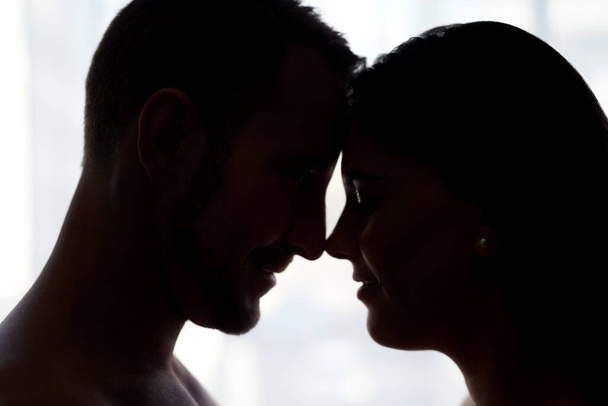 O amor é tudo o que precisam. um jovem casal afetuoso prestes a beijar em seu quarto - Foto, Imagem