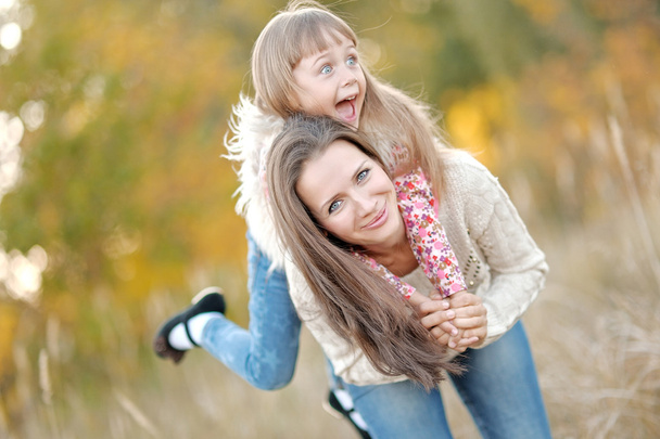 portrait of mother and daughter in nature - Foto, Bild