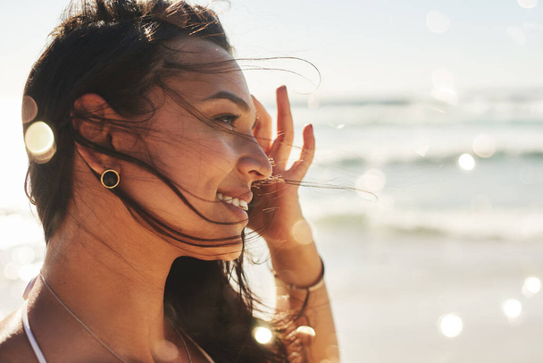 Diese schönen Sonnenstrahlen der Sommertage. eine schöne junge Frau genießt einen Sommertag am Strand - Foto, Bild