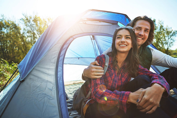 Esta es la escapada perfecta. una joven pareja aventurera en su camping - Foto, Imagen