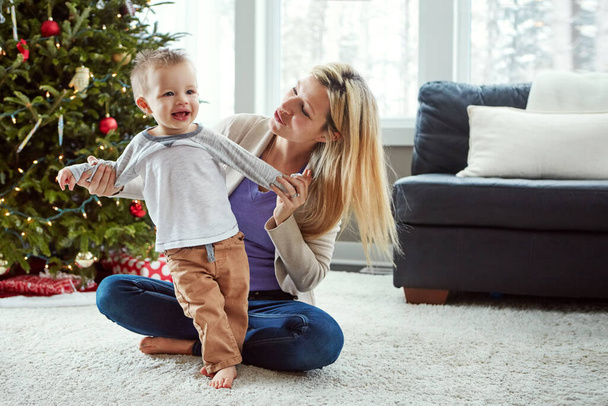 Motherhood is the greatest gift. a young mother enjoying Christmas with her little boy - Foto, Bild