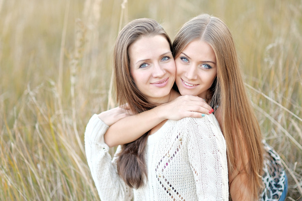 portret dwóch pięknych sióstr w jesieni - Zdjęcie, obraz