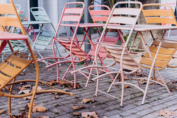 fémszínű székek és asztalok egy munkanélküli utcai kávézóban - Fotó, kép