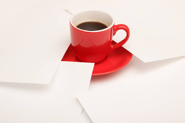 Чашка кофе с белыми бумагами - Фото, изображение