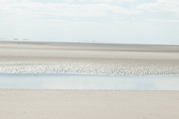 Ein Foto vom Strand auf der friesischen Insel Schiermonnikoog, das an die Europa-Reise erinnert - Foto, Bild
