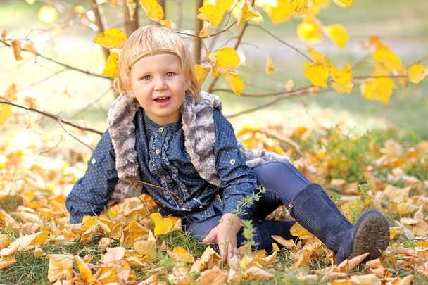 Ritratto di bambina all'aperto in autunno
  - Foto, immagini