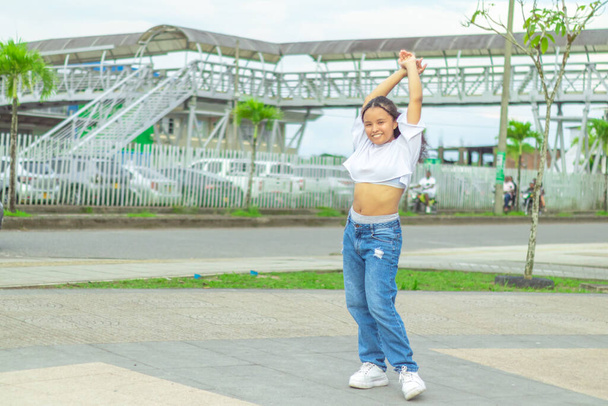 Nia de raices afrodescendientes baila al estilo urbano en el centro de la ciudad - Foto, Imagem