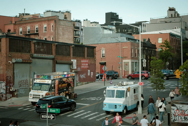 Busy intersection in Williamsburg, Brooklyn, New York - Fotó, kép
