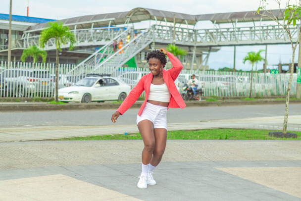 Joven afro baila al estilo urbano en el centro de la ciudad - Foto, imagen