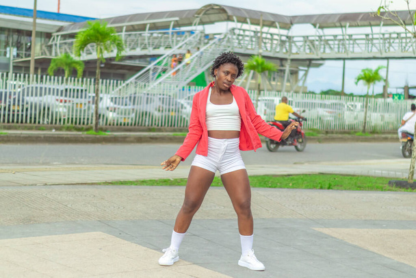 Joven afro baila al estilo urbano en el centro de la ciudad - Foto, Imagen