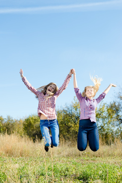 Meninas pulando pulando alto
 - Foto, Imagem