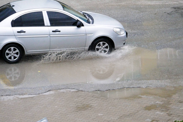 pojazdy przejeżdżające przez kałuże rozpryskać wodą, - Zdjęcie, obraz