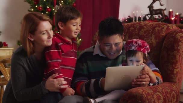Family looking at digital tablet - Filmagem, Vídeo