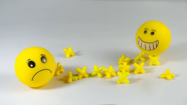Brinquedos de borracha de emoticon amarelo com expressões faciais isoladas em fundo branco, design para cartão, pele, papel de parede ou dia mundo emoji  - Foto, Imagem