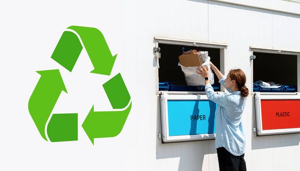 Estação de coleta de resíduos separada na rua e mulher jogando papel no lixo. - Foto, Imagem