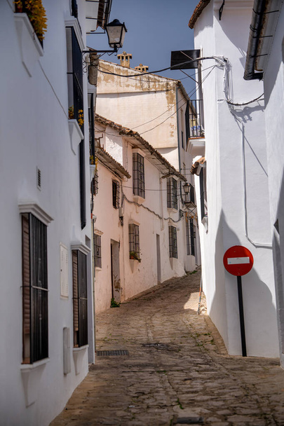 Гразалема средневековые улицы и белые дома в прекрасный солнечный день. - Фото, изображение