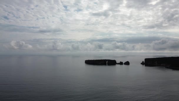 Vista aérea deslumbrante do pôr do sol do calcário rochoso histórico Ilha de Tsichli-Baba ao sul de Sphacteria onde é o monumento erguido para os marinheiros caídos franceses na Batalha de Navarino - Filmagem, Vídeo