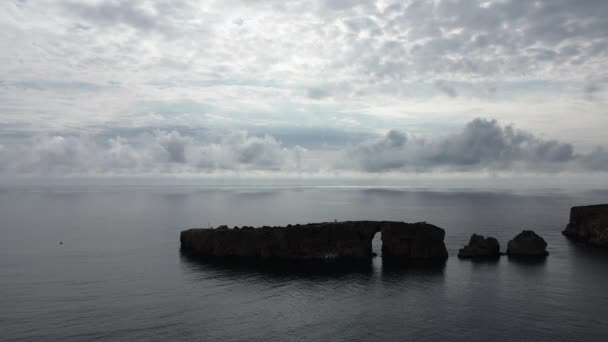 Impresionante vista aérea al atardecer de la histórica isla de piedra caliza rocosa de Tsichli-Baba al sur de Sphacteria, donde se encuentra el monumento erigido a los marineros franceses caídos en la Batalla de Navarino - Metraje, vídeo