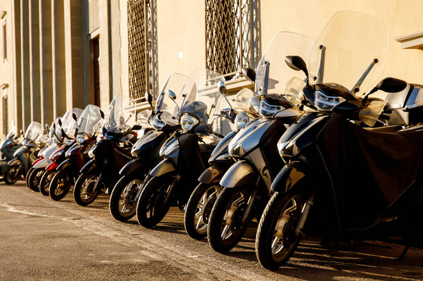 イタリアの古い町の駐車場のスクーター - 写真・画像