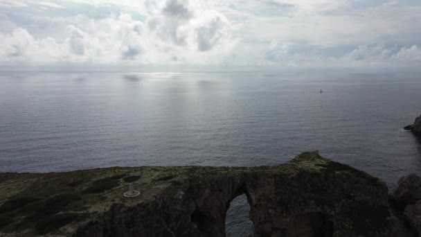 Atemberaubende Luftaufnahme des Sonnenuntergangs von der historischen felsigen Kalksteininsel Tsichli-Baba südlich von Sphacteria, wo sich das errichtete Denkmal für die französischen gefallenen Matrosen in der Schlacht von Navarino befindet - Filmmaterial, Video