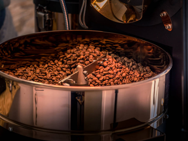 kávépörkölés - kávépörkölő gép sárga fémből - Fotó, kép