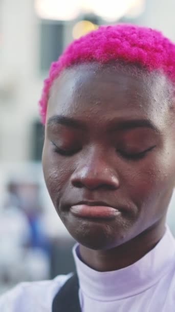 悲しいアフリカの若いです女性とともにピンクショートで街の通り - 映像、動画