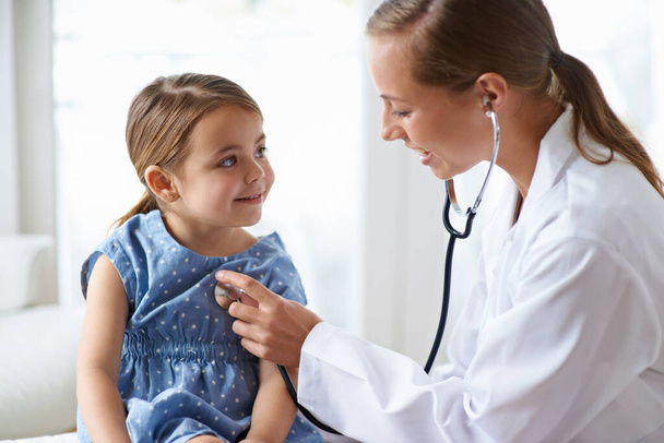 Nő, gyermek és sztetoszkóp a gyermekorvos egészségügyi tanácsadás, ellenőrizze a tüdőt, és meghallgatja a szívverést. Orvos, lány gyerek és mellkasi vizsgálat a klinikán, kórházban és beteg wellness. - Fotó, kép