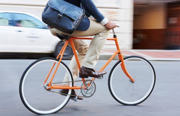 Reizen, fietsen en benen van de zakenman in een weg rijden naar het werk of een afspraak in een straat. Carbon voetafdruk, fietsen en schoenen van mannelijke op de fiets reizen in een stad op milieuvriendelijk vervoer. - Foto, afbeelding
