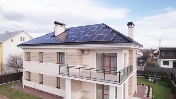 Video footage of modern house with solar panel modules for generating electricity through photovoltaic effect. New home with ecological renewable energy source on roof. Solar power system concept. - Materiał filmowy, wideo