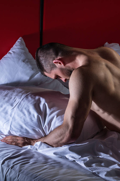 Mans naked body, muscular shoulders. Naked man in bed. Muscular sexy male bum. Gay sexy model. Muscular sexy man with naked torso. Hunk with athletic body. Carefree guy enjoying night - Foto, Imagem