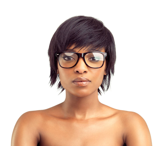 Για τις απαιτήσεις ομορφιάς της. Πορτραίτο κεφαλής και ώμων μιας γυναίκας με αυτοπεποίθηση από την Αφρική που φοράει γυαλιά - Φωτογραφία, εικόνα