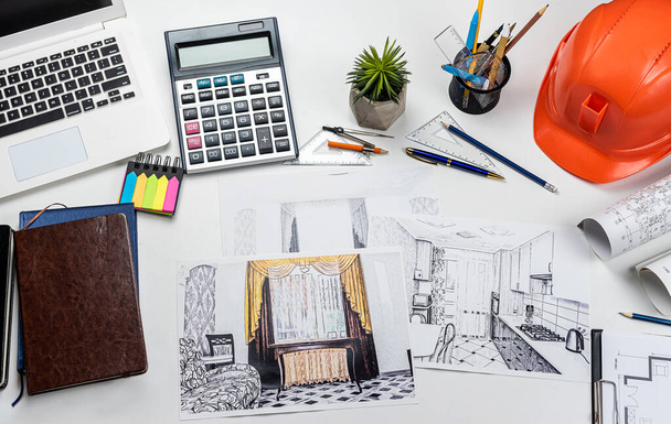 építési vagy ingatlan koncepció - otthoni terv és eszközök laptop keménykalapos sisak fehér irodai asztalon.  - Fotó, kép
